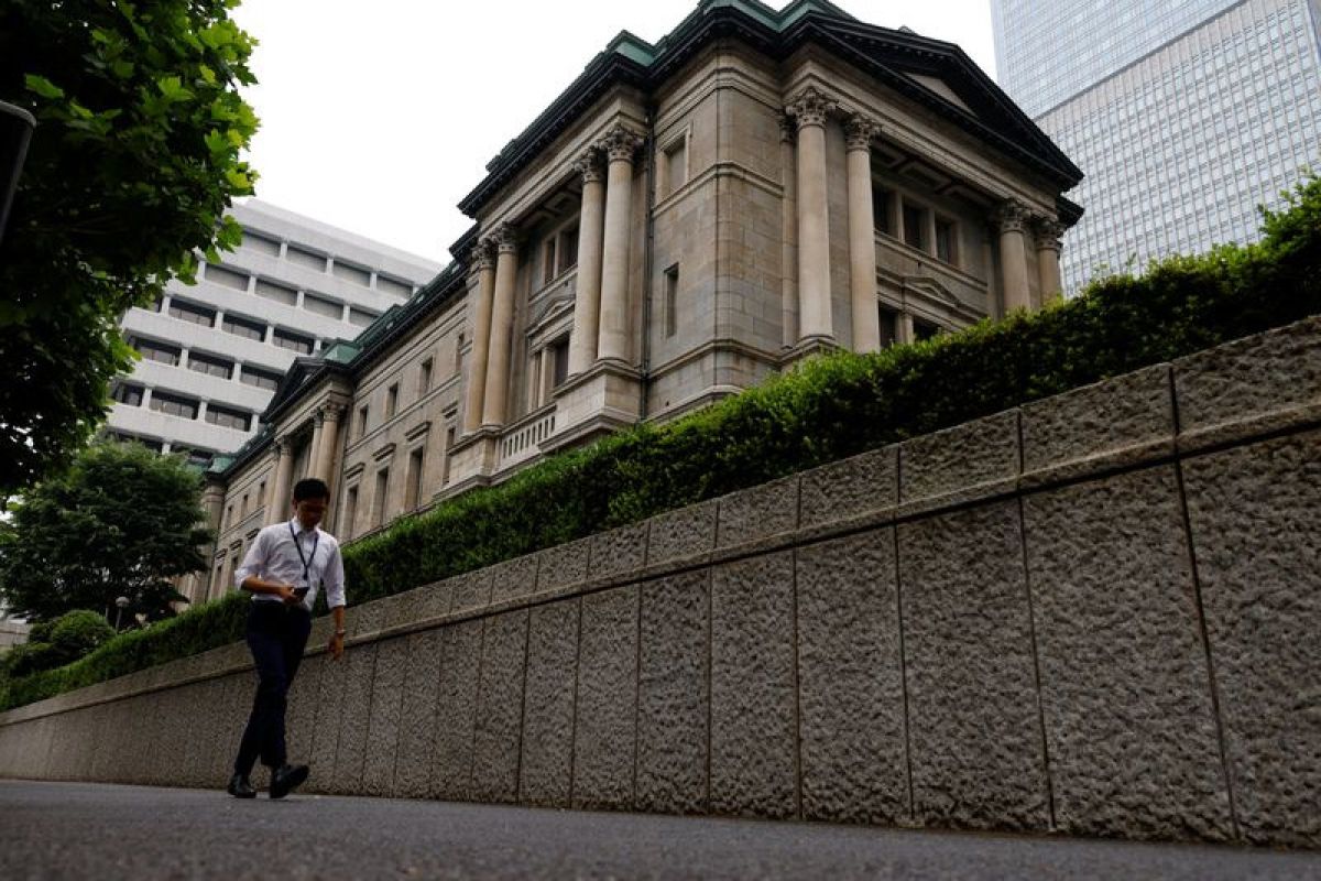 Yen menguat di awal sesi Asia setelah perubahan kebijakan BoJ