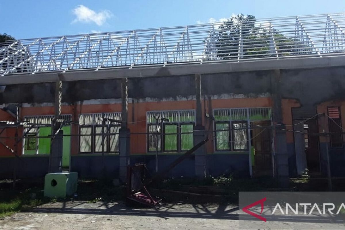 Murid SDN Kaibobo Maluku terpaksa belajar di rumah guru, akibat rehab ruang kelas senilai Rp1,2 miliar terbengkalai