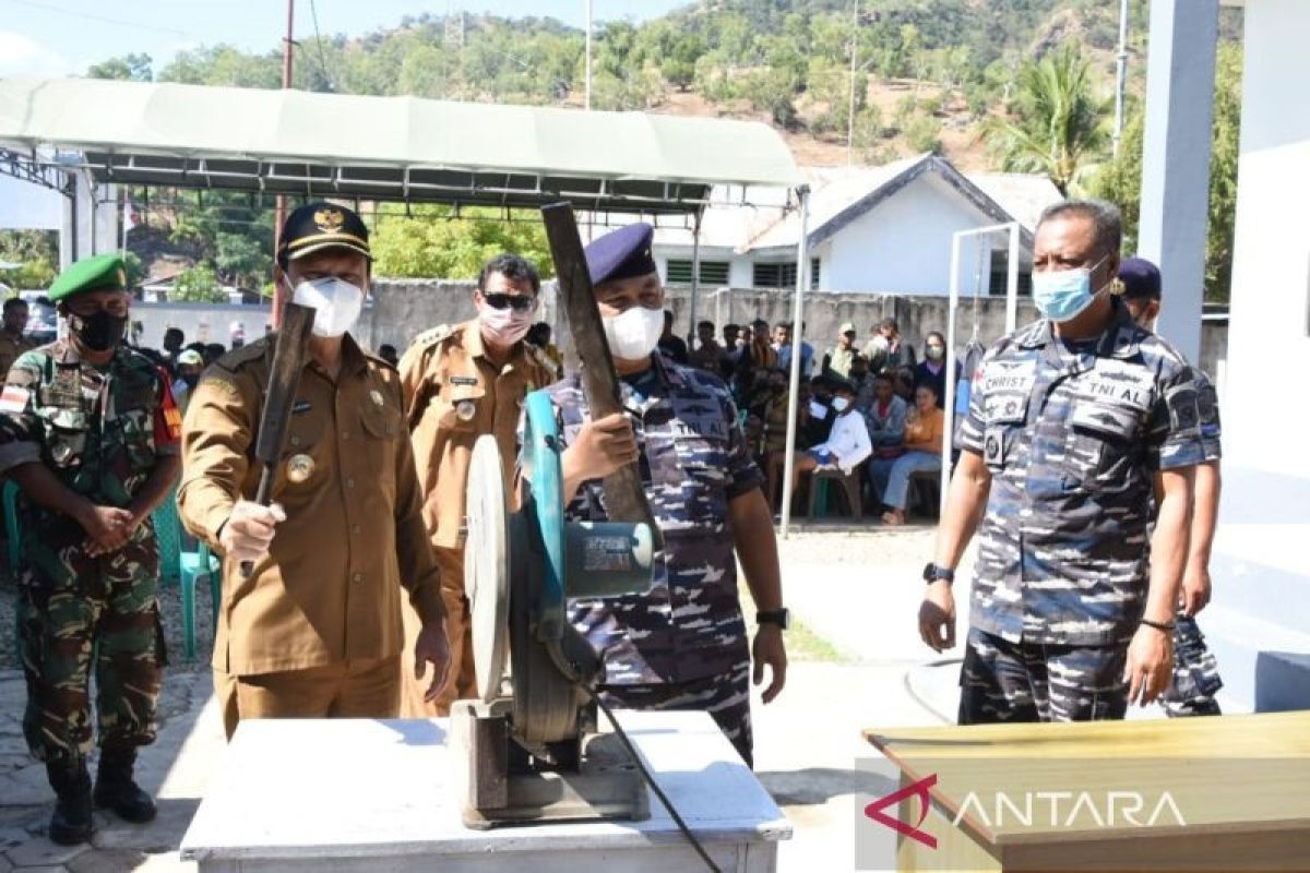 Warga perbatasan Indonesia-Timor Leste serahkan senjata api rakitan kepada TNI