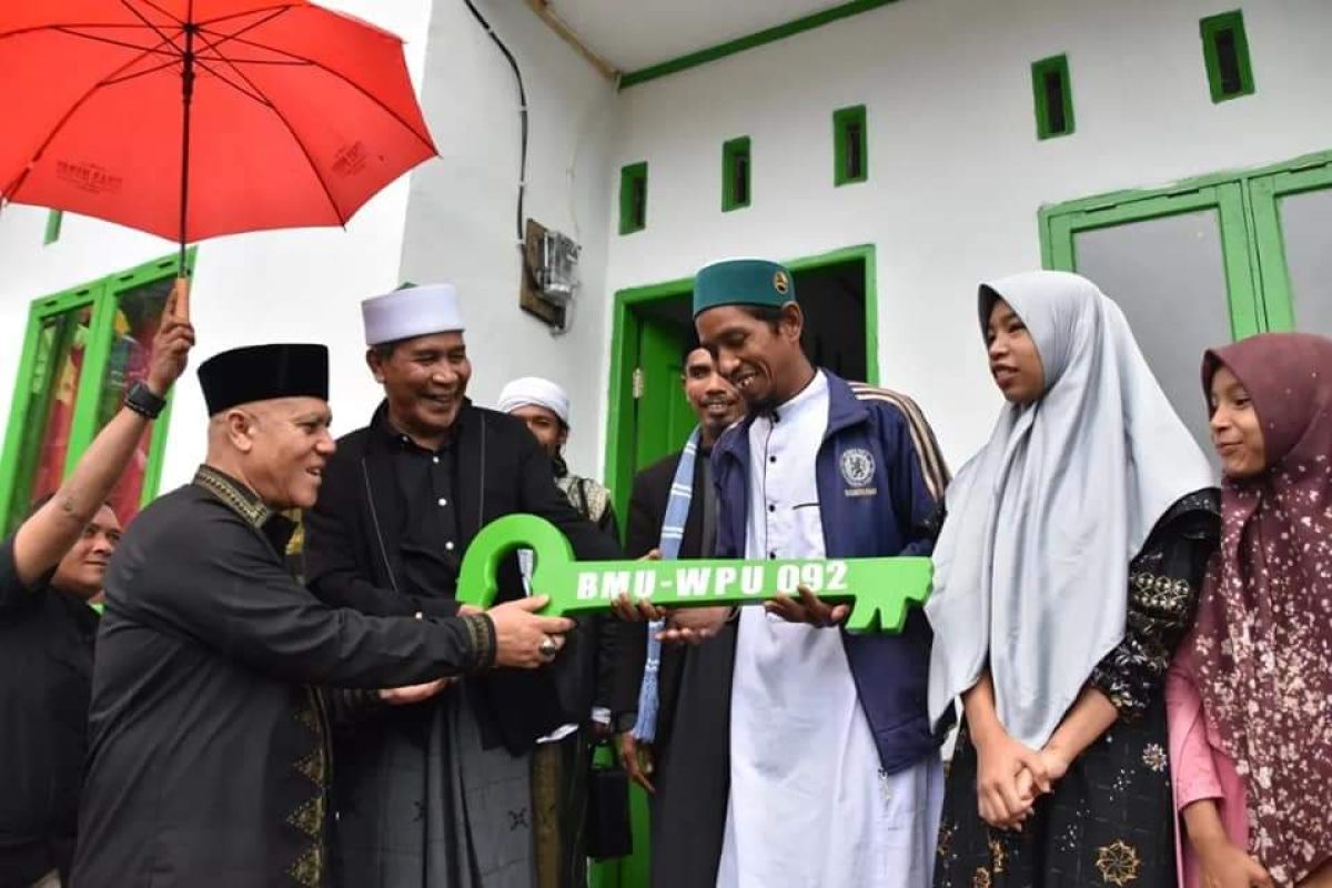 Bupati Shabela serahkan satu rumah layak huni bantuan BMU