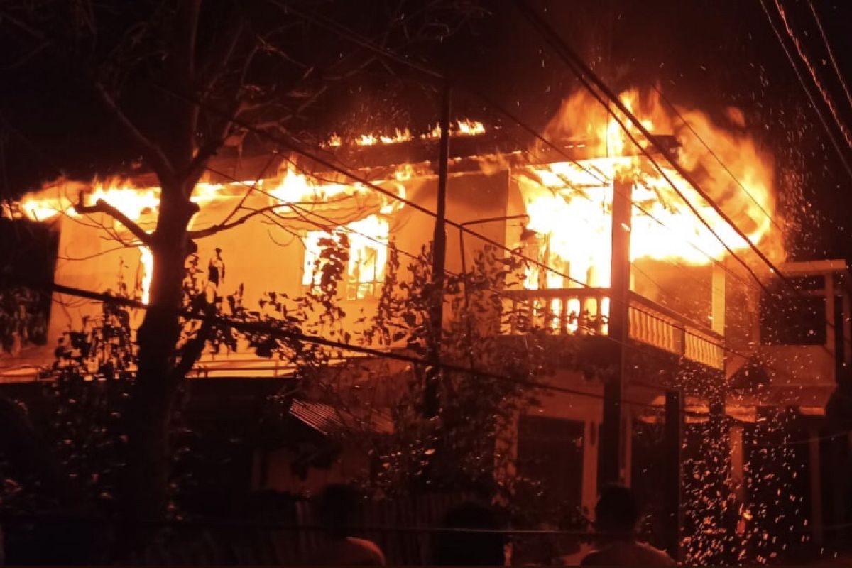 Karena arus pendek, sebuah rumah di Tembilahan Hulu ludes terbakar