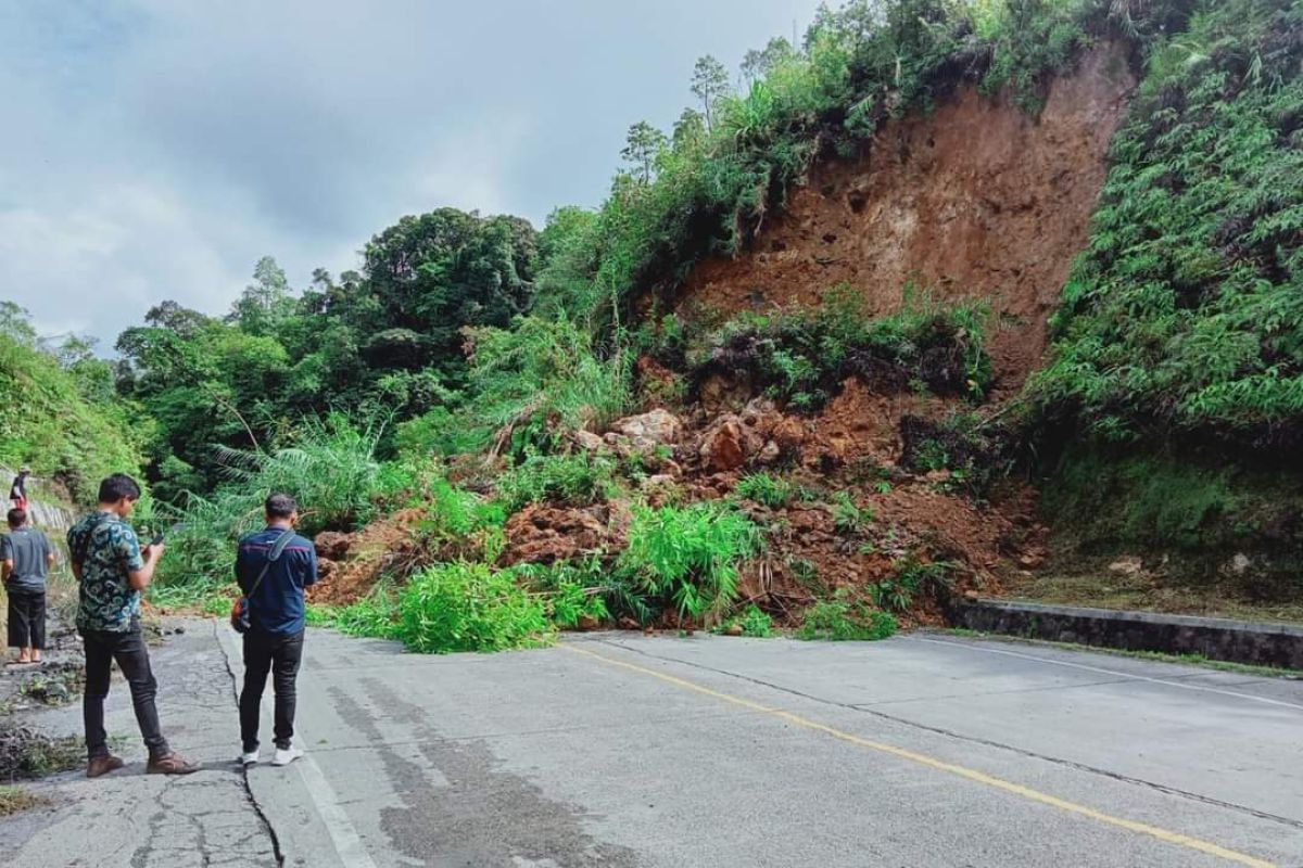 Jalur penghubung Padang-Solok macet akibat material longsor tutup jalan