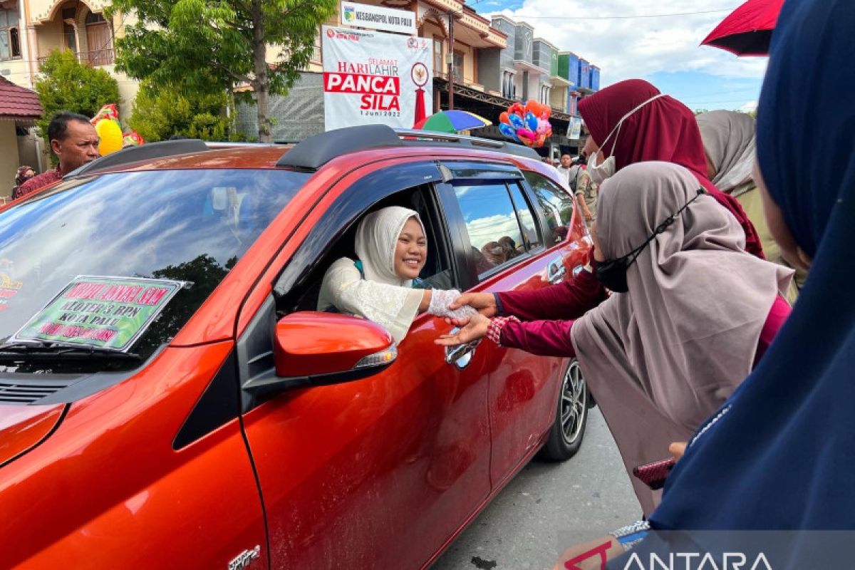 Warga Palu  antusias lepas kepergian jamaah calon haji ke Tanah Suci