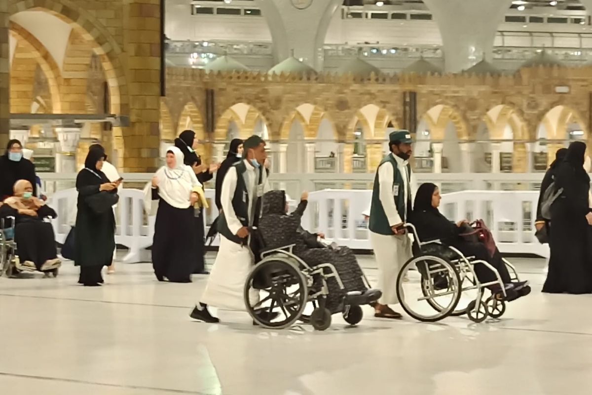 Jamaah calon haji bisa menggunakan layanan kursi roda di kompleks Masjidil Haram