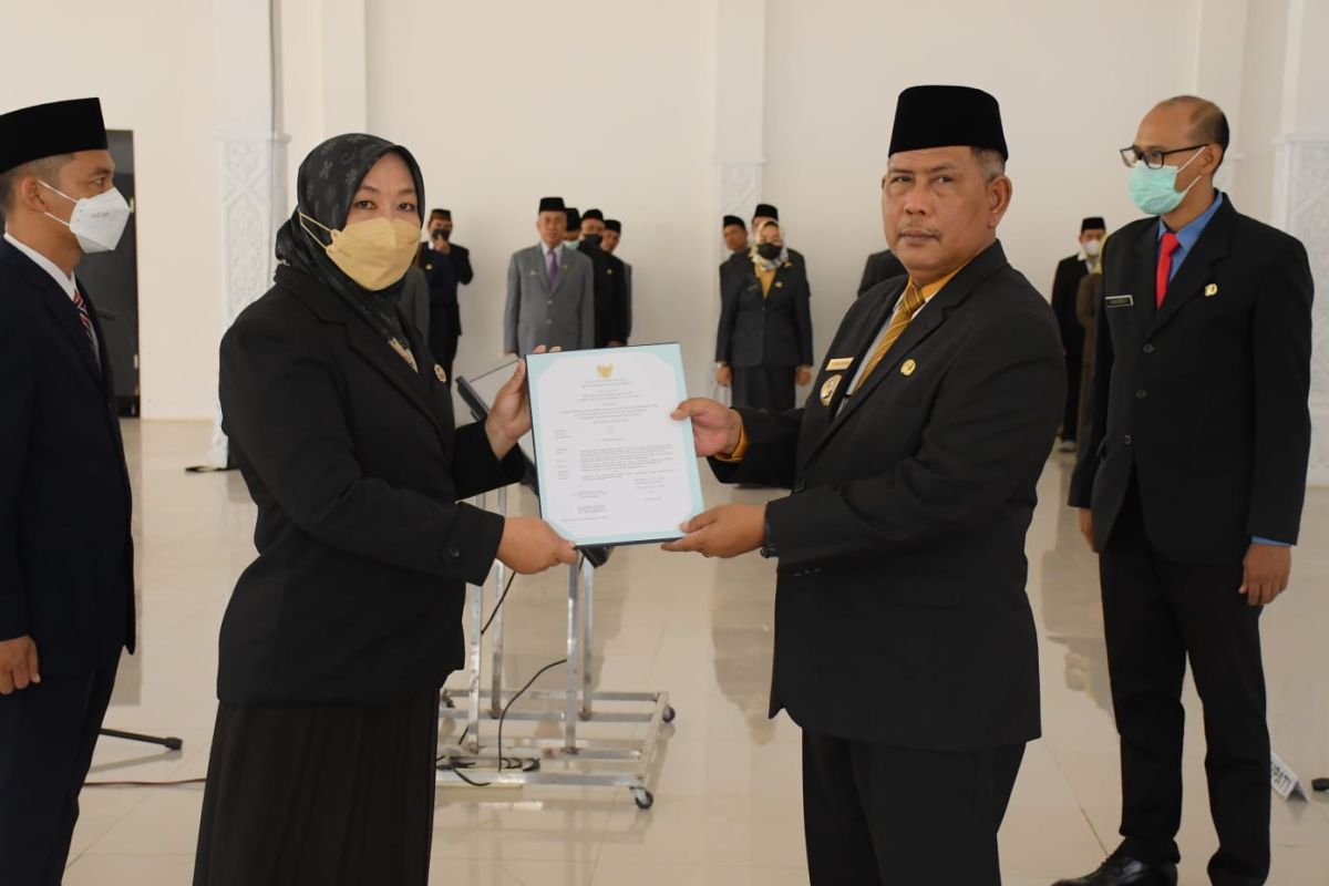 Citra Duani lantik puluhan pejabat pemerintah Kabupaten Kayong Utara