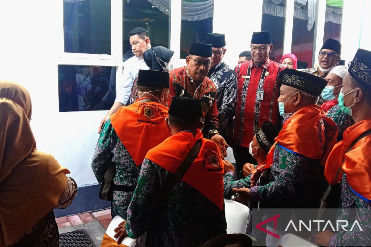 Gubernur Maluku melepas 496 calon haji menuju daerah embarkasi, begini pesannya