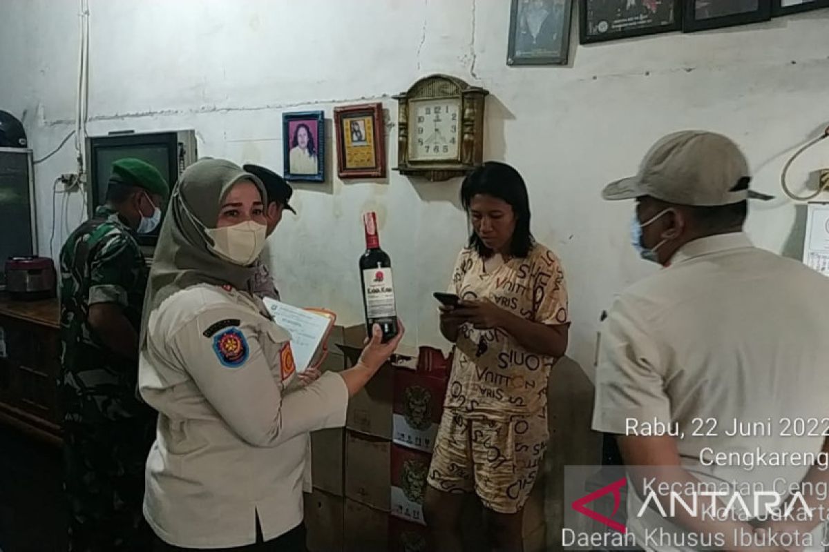 Satpol PP Cengkareng sita delapan kardus miras di warung kelontong