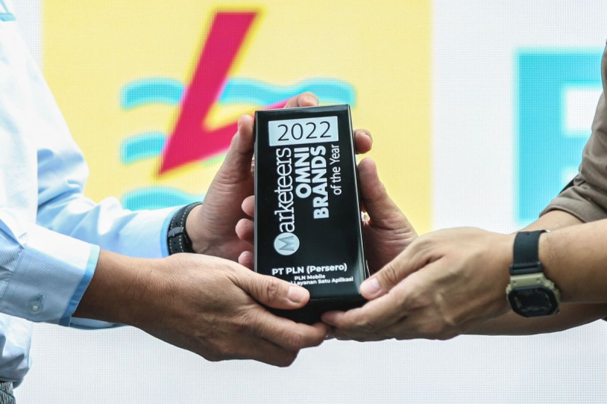 PLN Mobile raih penghargaan "Marketeers Omni Brands of the Year" 2022