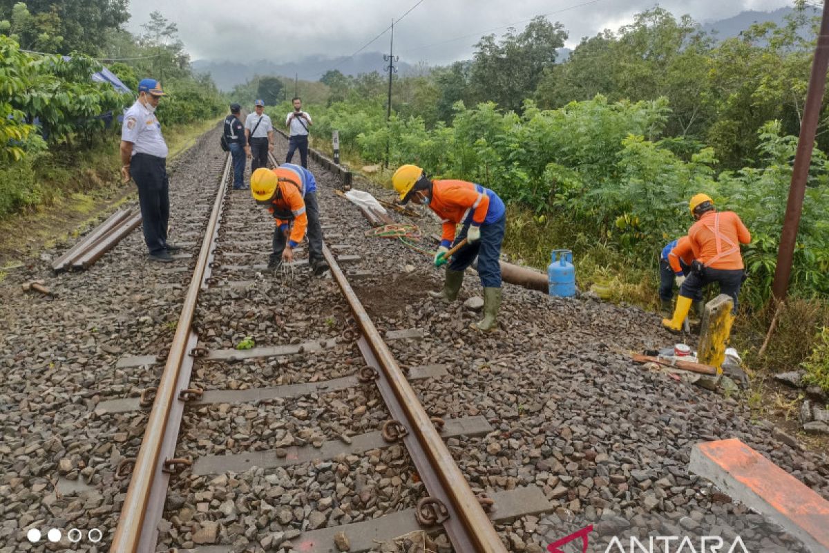 Empat perlintasan liar ditutup PT KAI Daop 9 Jember