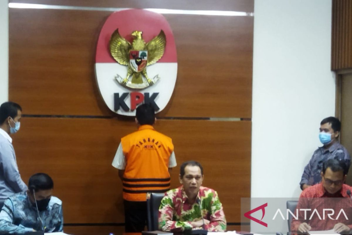 Adik Bupati Muna ditetapkan sebagai tersangka suap dana PEN