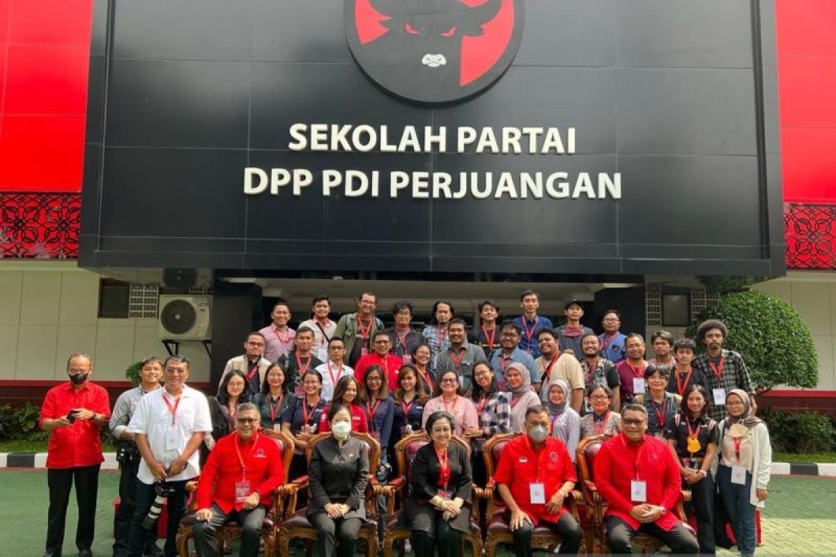 Megawati Soekarnoputri ajak wartawan berfoto bersama sebelum penutupan Rakernas PDIP