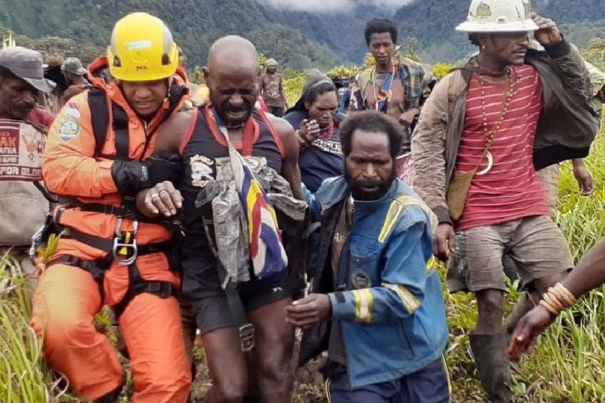 Tim SAR gabungan lakukan evakuasi korban pesawat Susi Air di pedalaman Timika