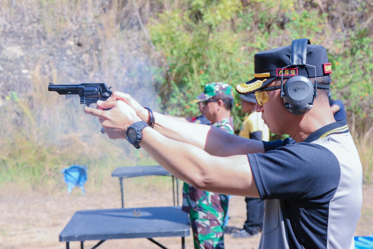 Hari Bhayangkara Ke-76, Polres Situbondo gelar lomba menembak