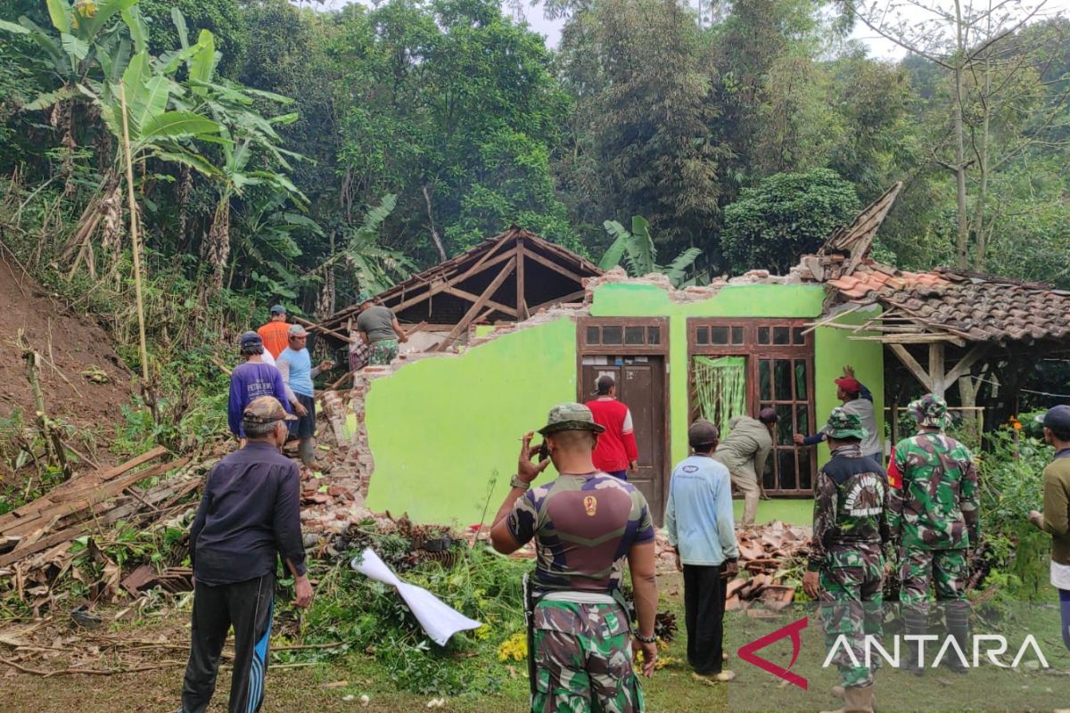Longsor timpa rumah warga di Kediri, penghuninya selamat