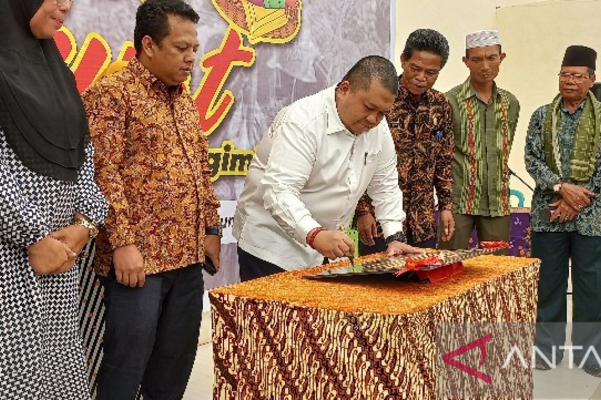 Bupati Tapsel resmikan Pasar Rakyat Sipagimbar