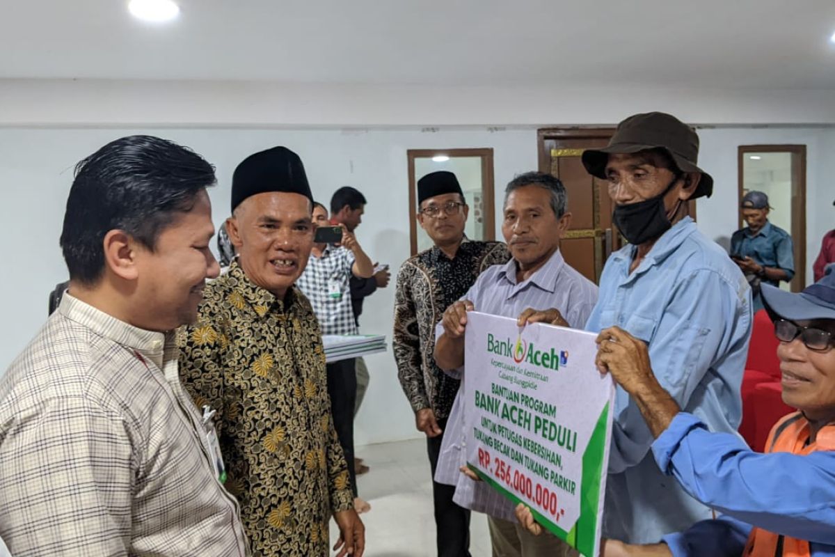 Ratusan abang becak terima CSR bank Aceh