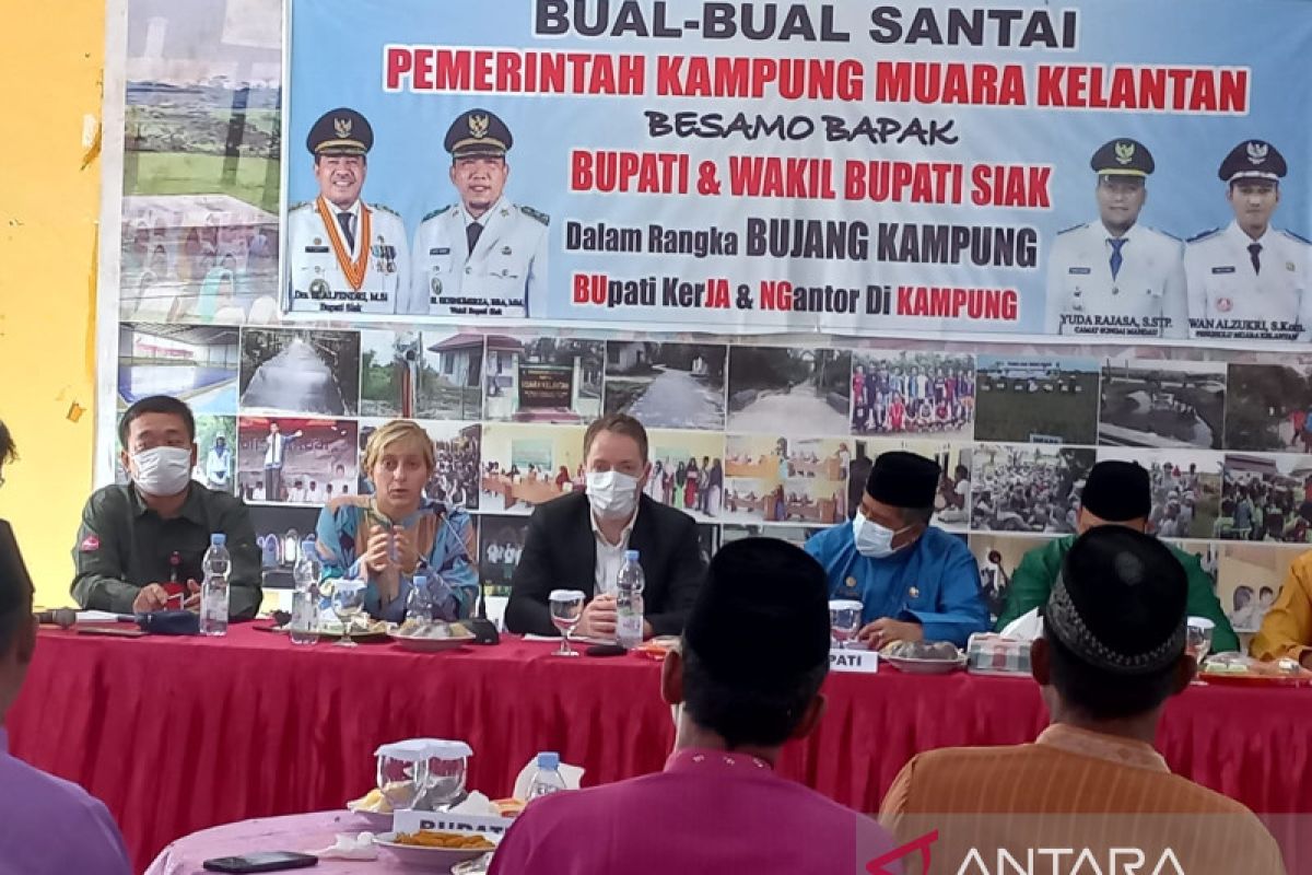 Ada dua Bule Belanda saat Bujang Kampung di Muara Kelantan Siak