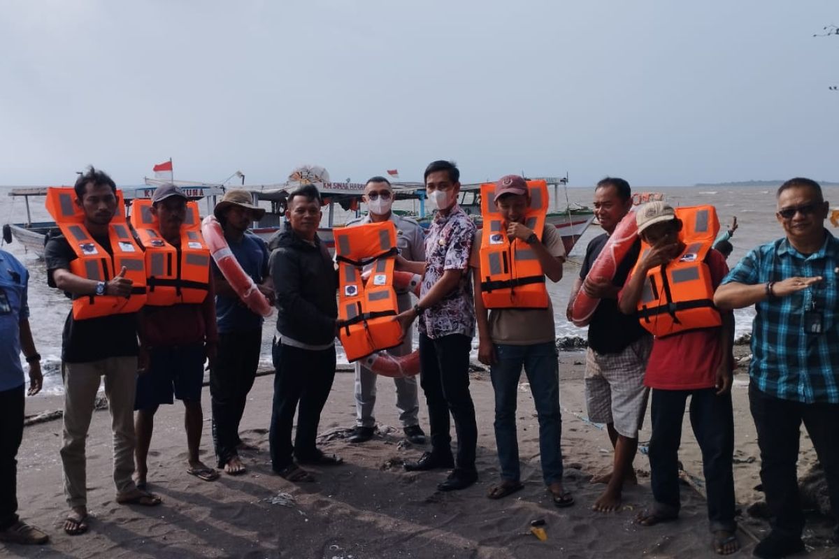 Jasa Raharja Serahkan Bantuan Sarana Pencegahan Kecelakaan Di Pelabuhan Rakyat Tanjung Pasir, Tangerang