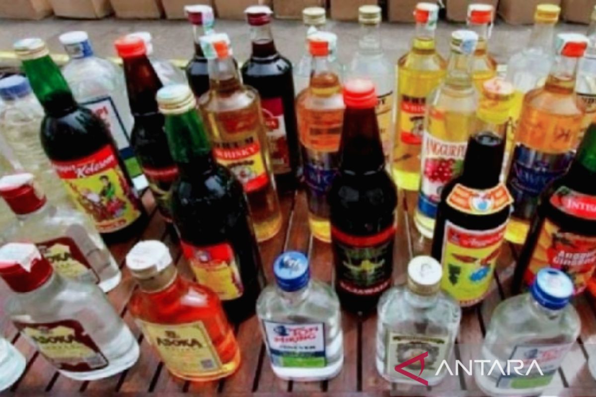 Polres Karawang tetapkan tiga tersangka penjual dan peracik minuman keras oplosan