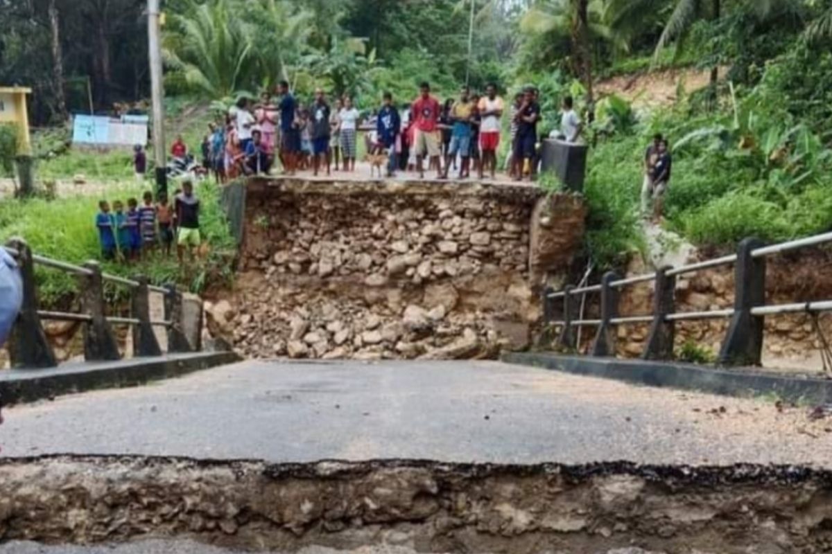 Bupati Thaher: Jembatan Reyamru ambruk, direspon cepat DPRD dan Pemprov Maluku