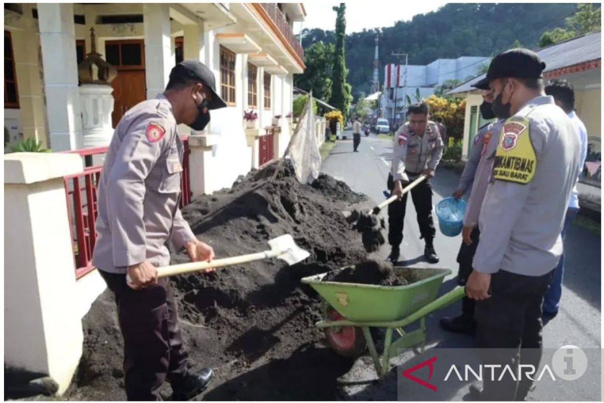 Polres Sitaro melaksanakan kegiatan bakti sosial peduli lingkungan tempat ibadah