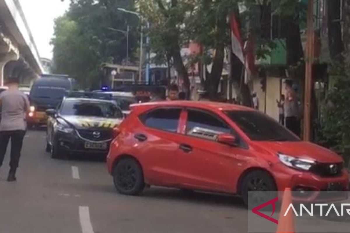 Polisi Palembang amankan Honda Brio berplat B,  di dalamya ada senjata api