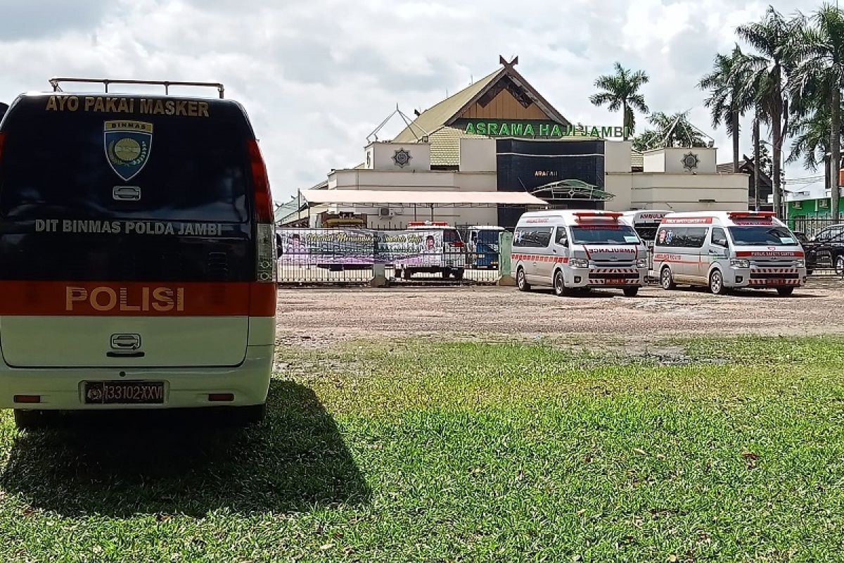 Ambulan disiagakan di tempat pemberangkatan jamaah calon haji