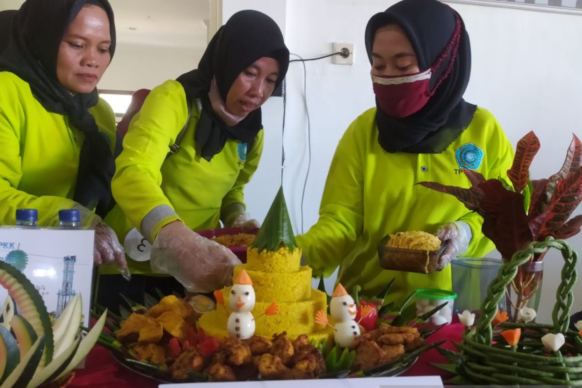 Kaum perempuan Kayong  Utara lomba hias tumpeng  sempena HUT kabupaten