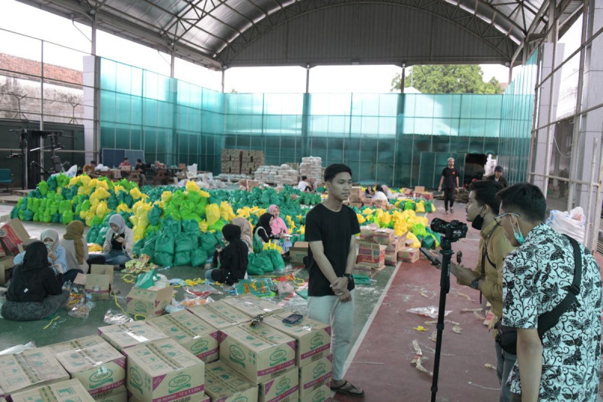 Komunitas anak muda Jawa Barat menyalurkan 10.000 paket sembako