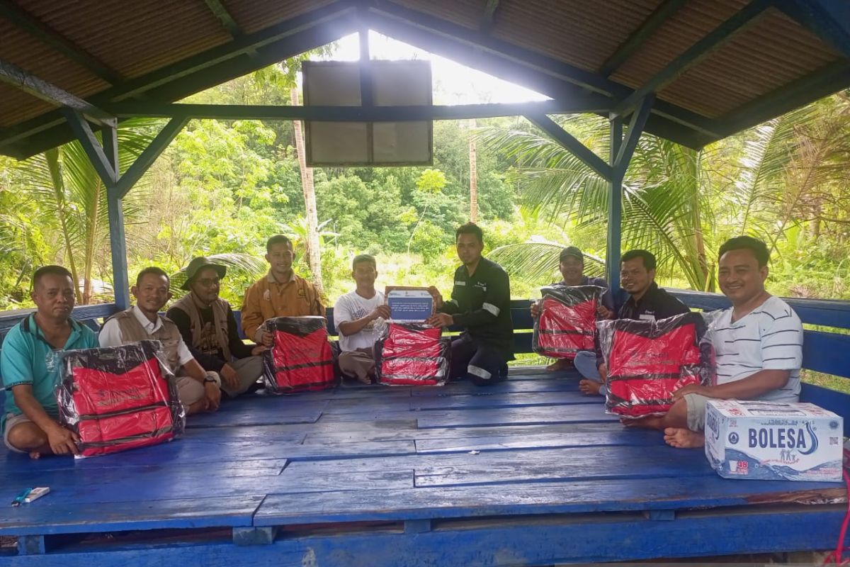 PT Timah serahkan 30 life jacket bagi kelompok nelayan Anugerah Desa Belo Laut