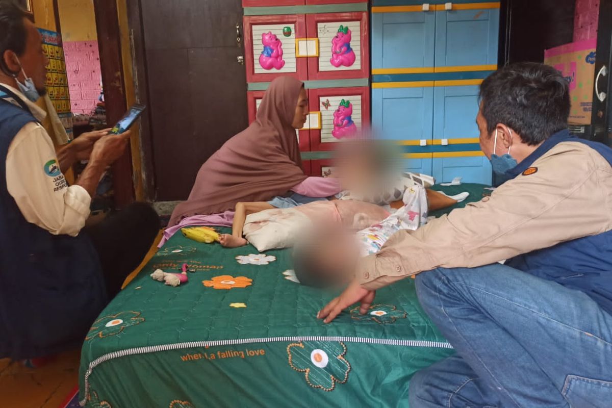 JQR bantu biaya pengobatan kakak beradik berkebutuhan khusus di Depok