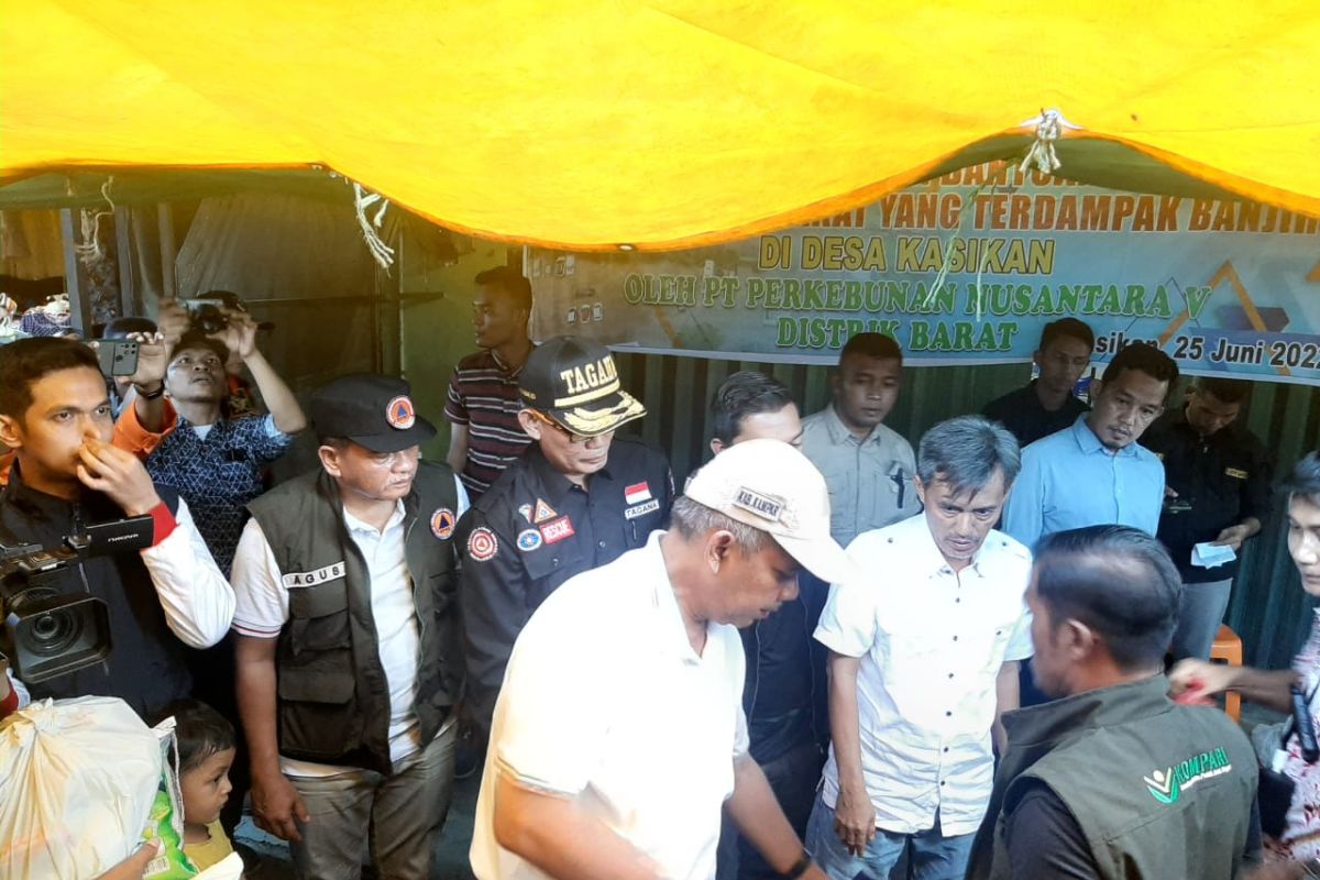 Bupati Kampar apresiasi reaksi cepat PTPN V bantu korban banjir di Desa Kasikan