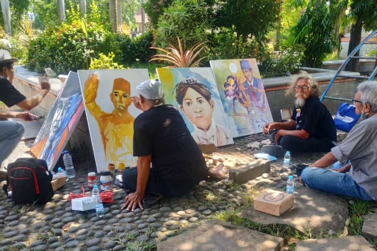 Puluhan seniman Sidoarjo melukis bersama memperingati Bulan Bung Karno