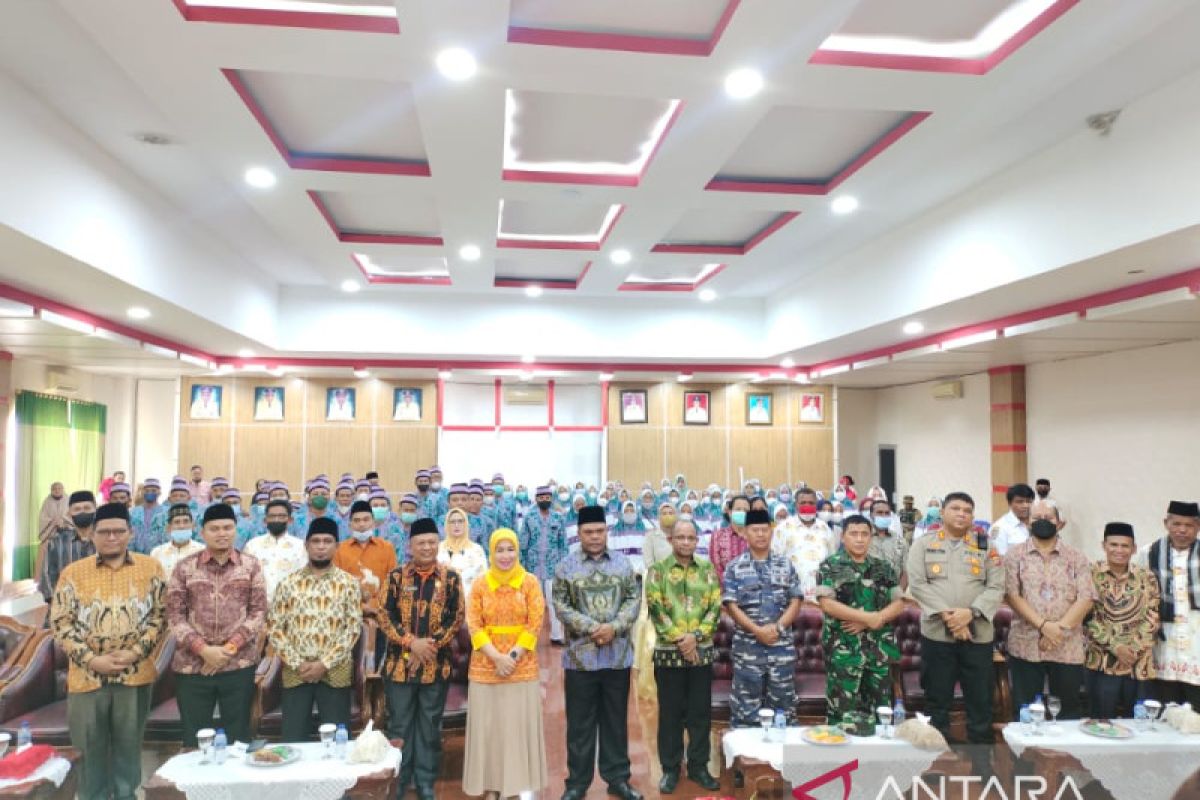 Bupati Manokwari melepas keberangkatan 81 calon haji ke Tanah Suci