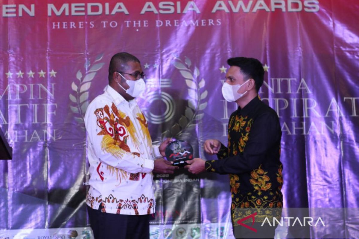 Bupati Herry Naap dianugerahi penghargaan Seven Media Asia Awards