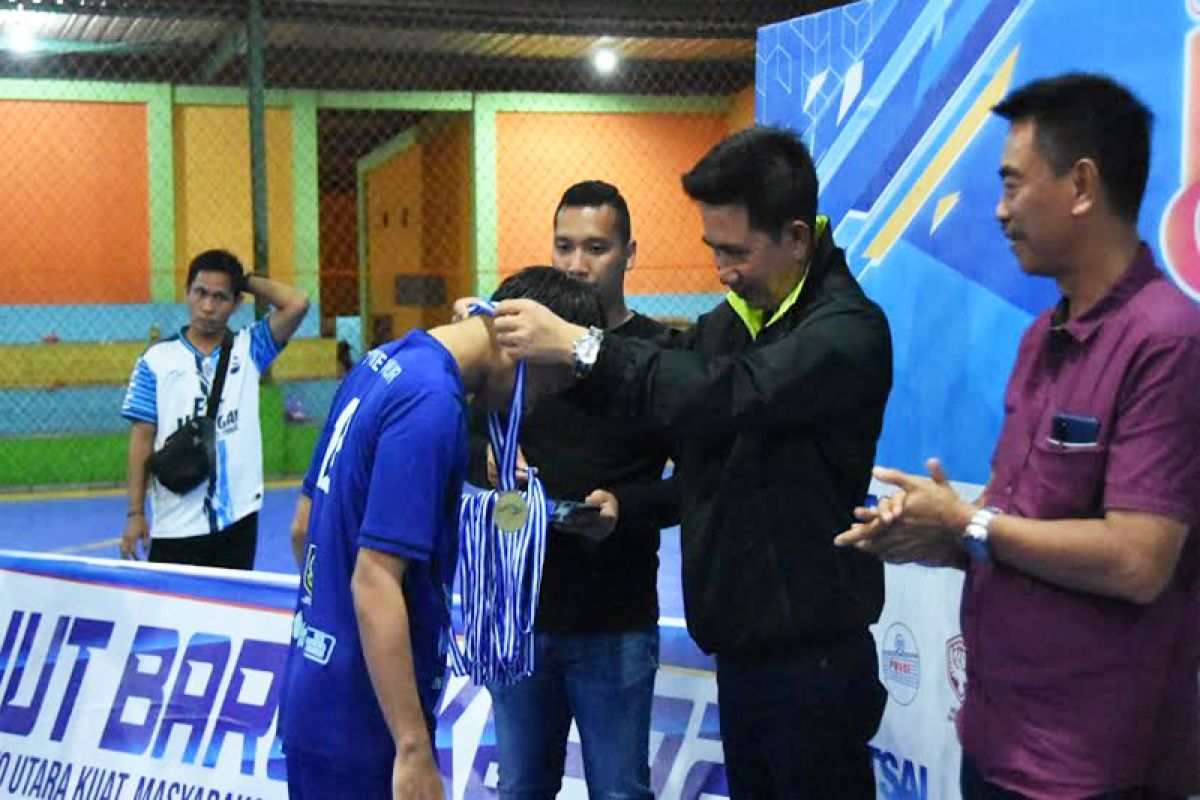 Nadalsyah kalungkan medali emas tim futsal putra dan putri Teweh Timur