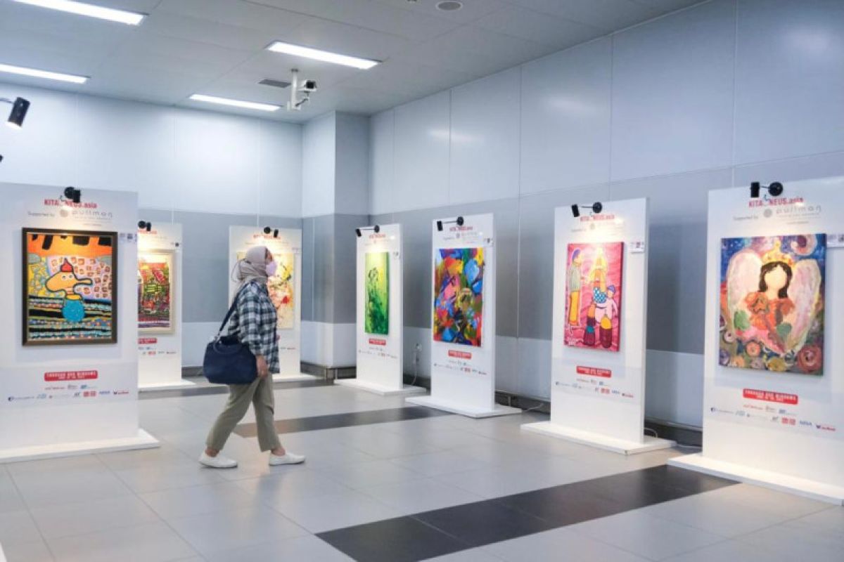 Pameran lukisan anak autis di MRT Bundaran HI