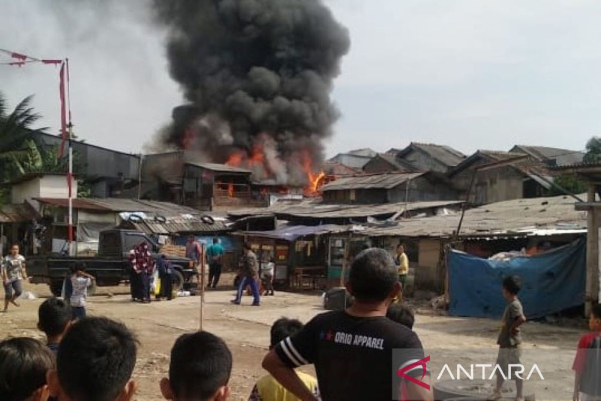 Kebakaran lahap sejumlah rumah warga di Pasirkoja Bandung