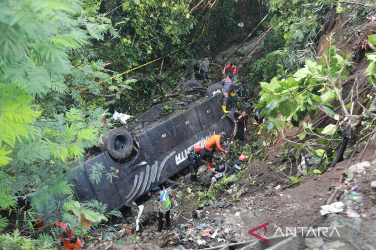 Sopir mengantuk jadi penyebab bus masuk jurang di Tasikmalaya