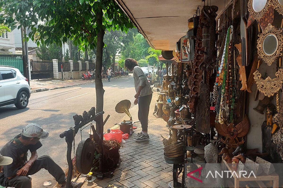 Melongok barang antik di pasar unik Ibu Kota