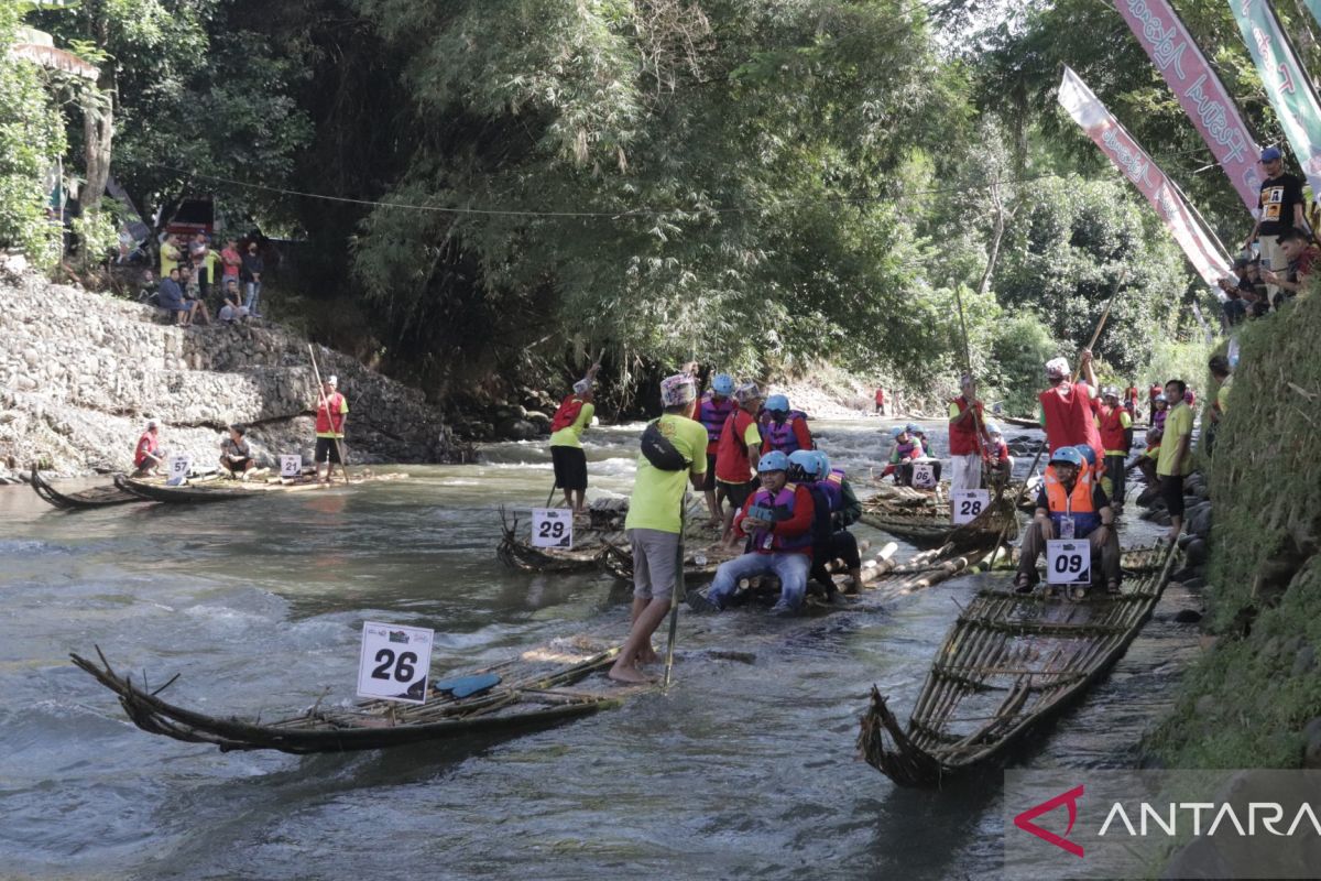 Puncak kemeriahan Festival Loksado 2022 ditutup Bamboo Rafting