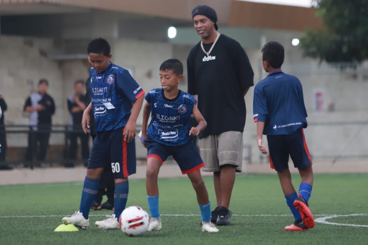 Anak muda Indonesia dapat kiat sepak bola dari Ronaldinho