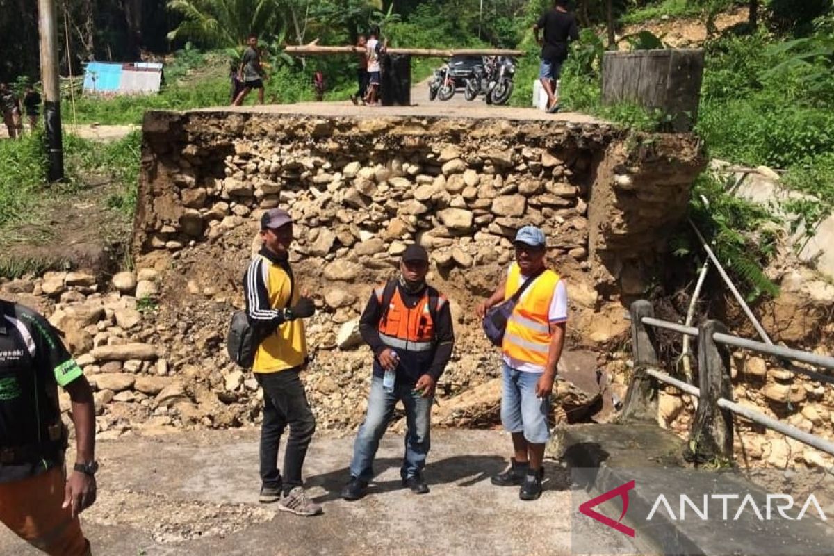 Tim Dinas PUTR Malra & PUPR Maluku survei jembatan ambruk Reyamru, penyebab kerusakan akhirnya diketahui