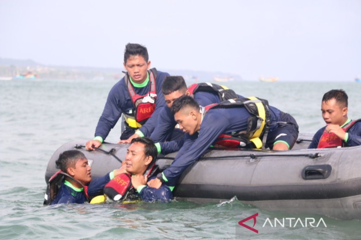 Bandara Ngurah Rai dan Basarnas laksanakan simulasi penyelamatan di air