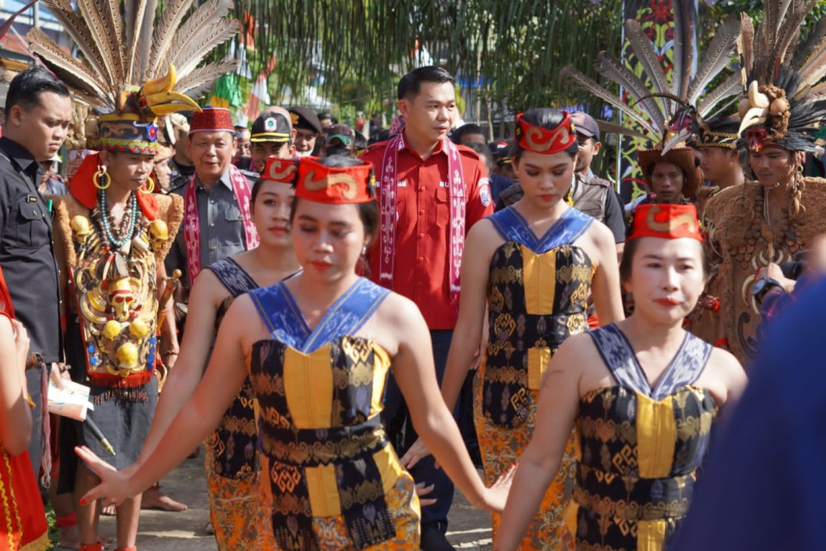 Bupati Kapuas Hulu ajak generasi milenial lestarikan adat dan budaya