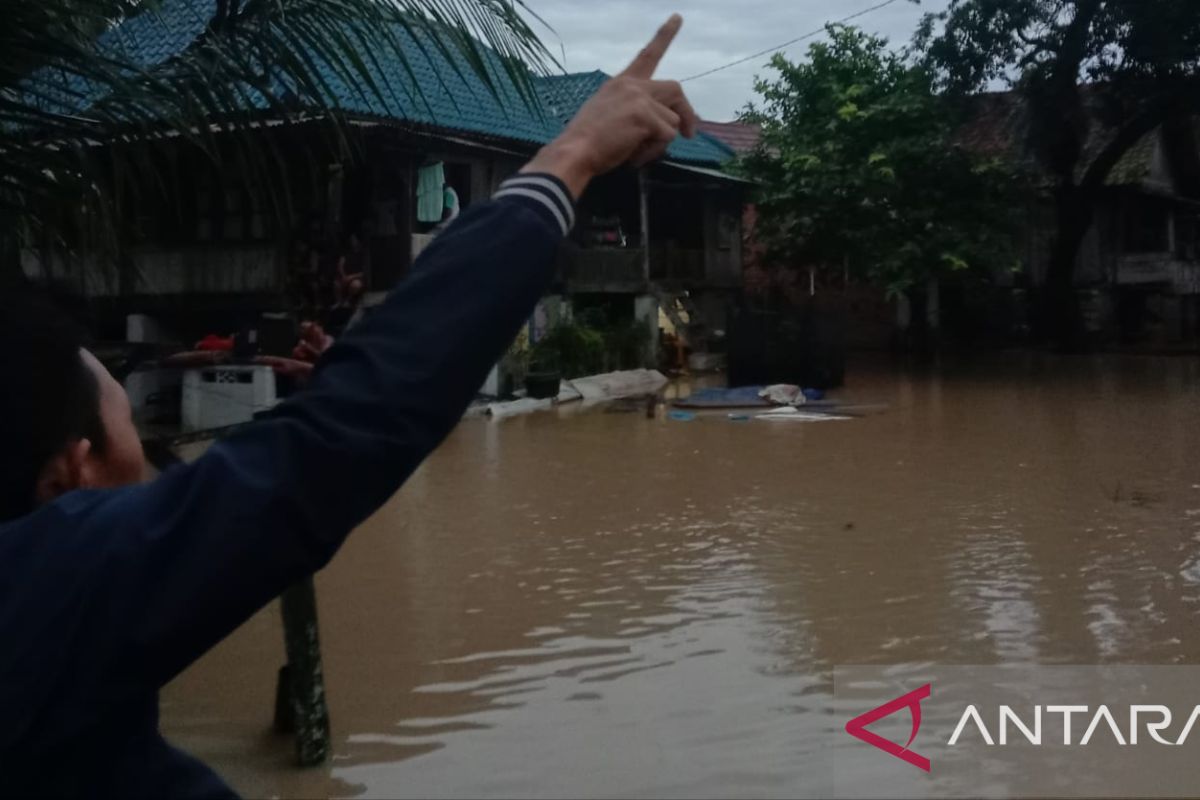 Banjir tinggi dua meter, warga Muara Enim dievakuasi