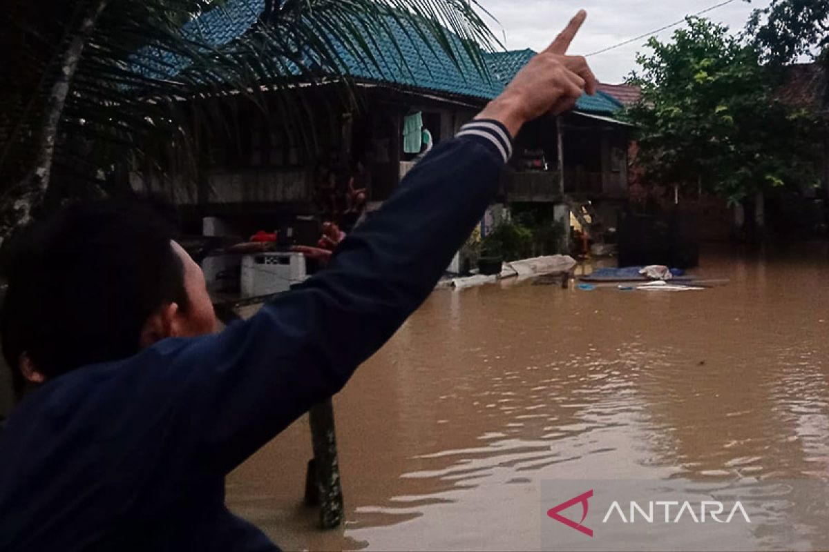 Ratusan rumah di Muara Enim terendam banjir dua meter