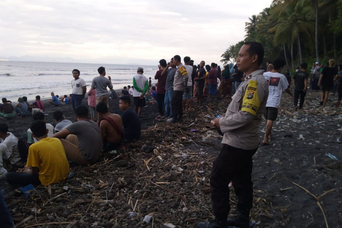 Mandi di Pantai Bangsal Karleko Lombok Timur, seorang siswa SD hilang terseret arus