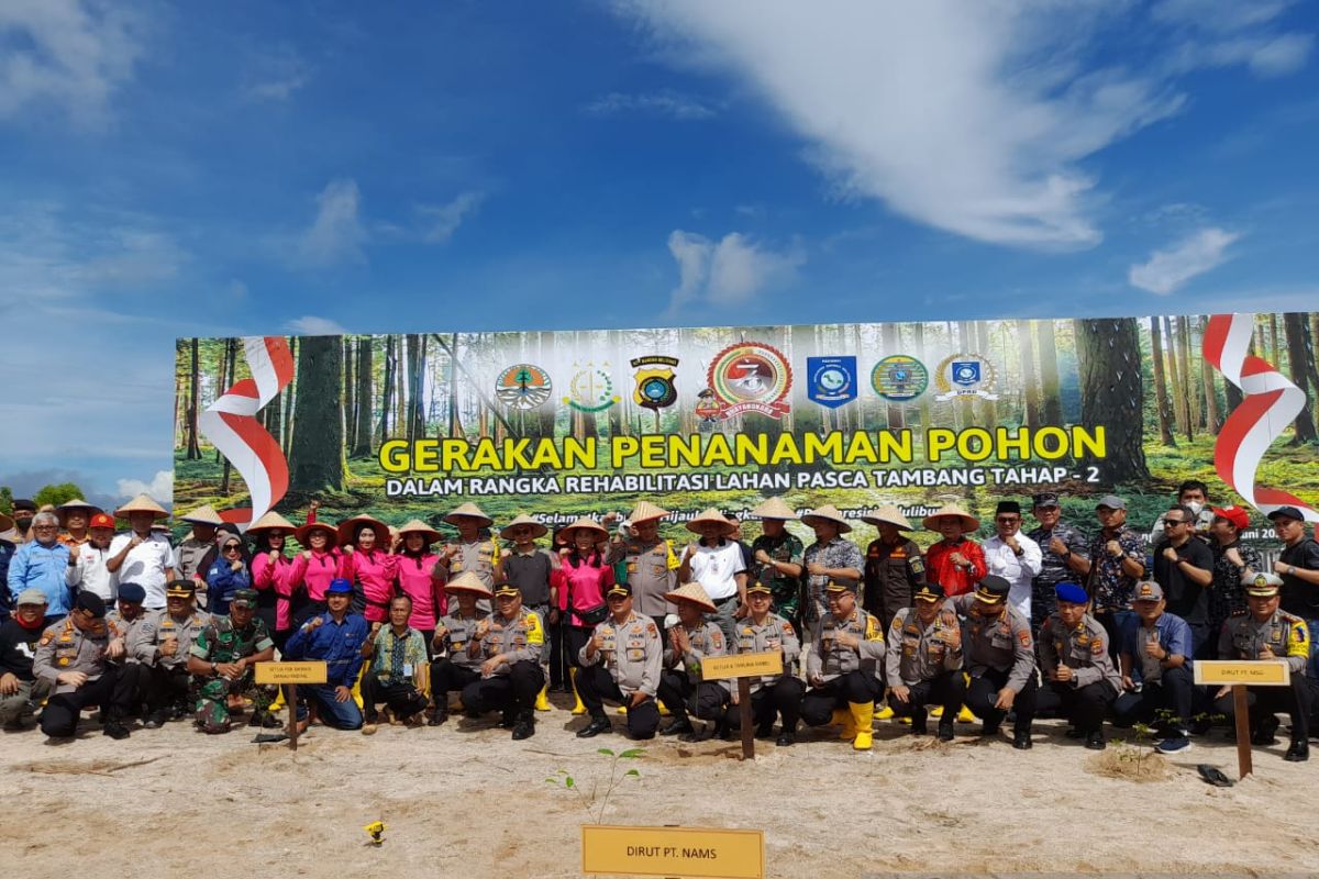 Polres Belitung Timur tanam 3.000 bibit di lahan kritis