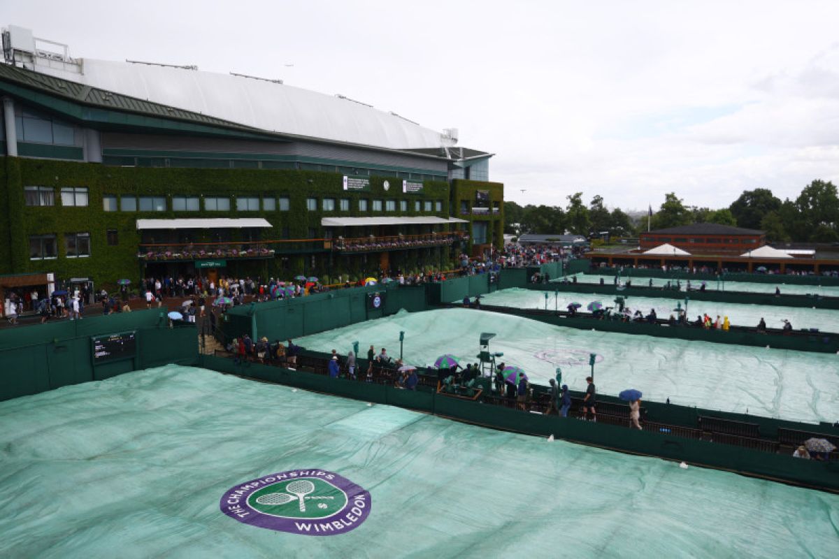 Hari pertama Wimbledon dihentikan hujan